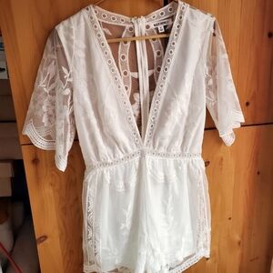 Wild Honey White Lace Deep Vee Neck Romper Size Small